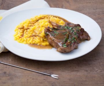 Osobuco a la milanesa con risotto amarillo