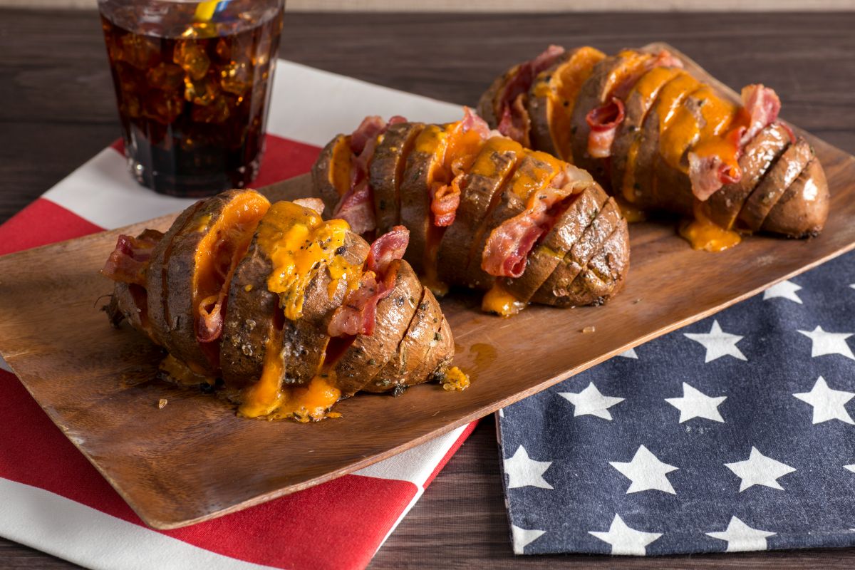 Patatas americanas con cheddar y bacon