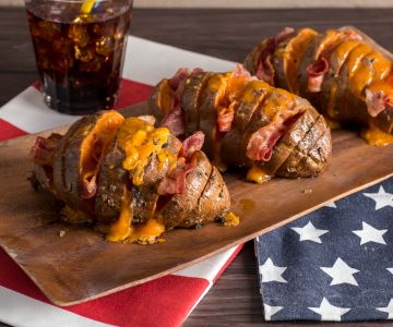 Patatas americanas con cheddar y bacon