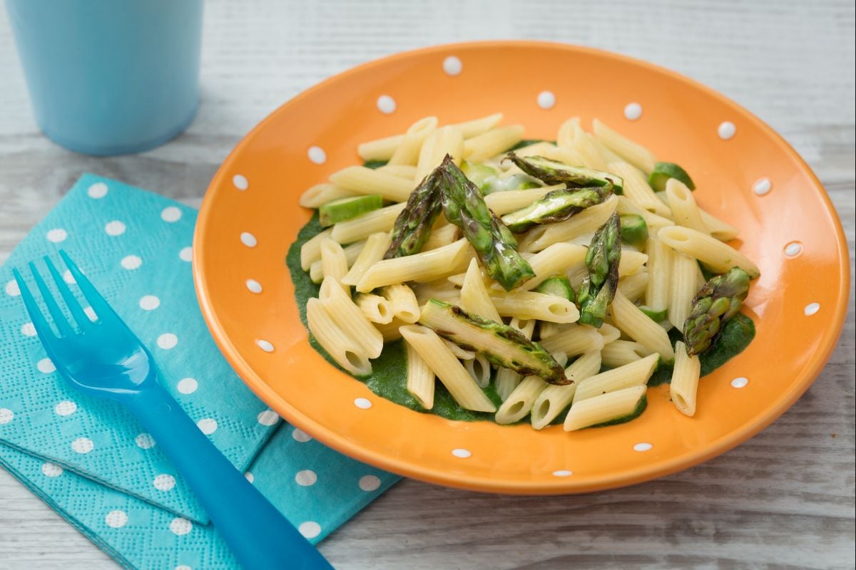 Mini penne con bigotes de espárragos y crema de espinacas