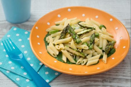 Mini penne con bigotes de espárragos y crema de espinacas