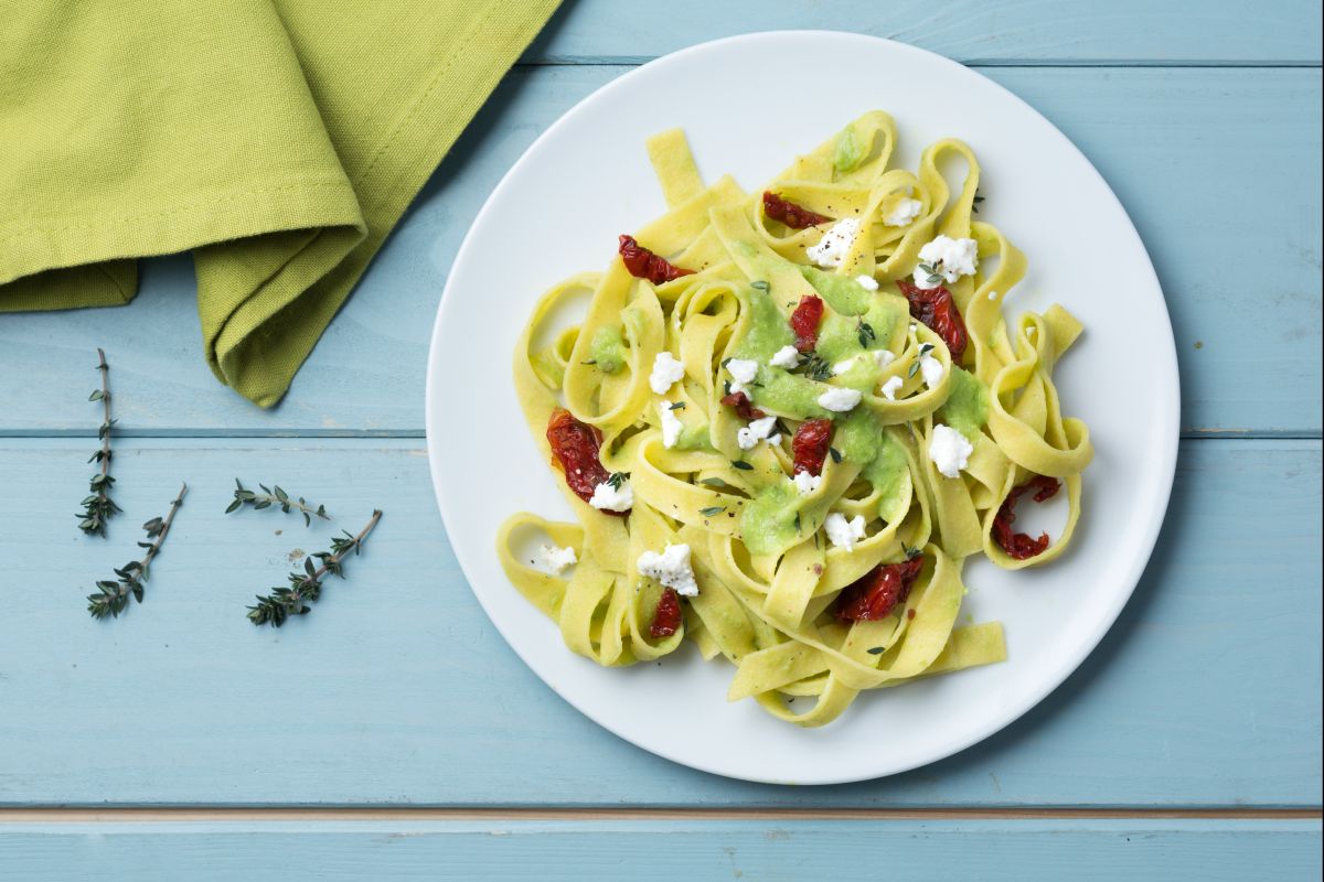 Tagliatelle con guisantes y ricotta