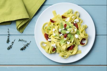 Tagliatelle con guisantes y ricotta