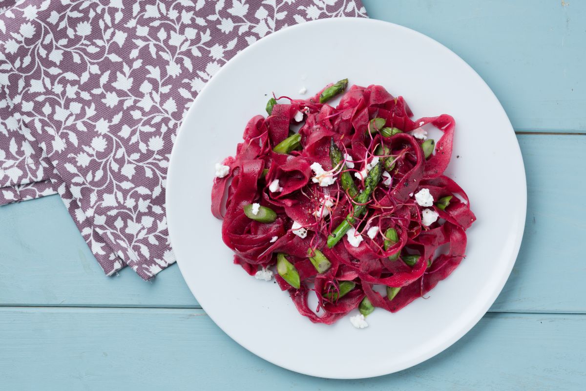 Tagliatelle de remolacha con espárragos