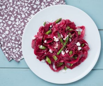 Tagliatelle de remolacha con espárragos