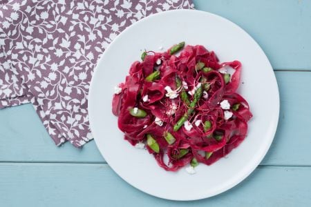 Tagliatelle de remolacha con espárragos