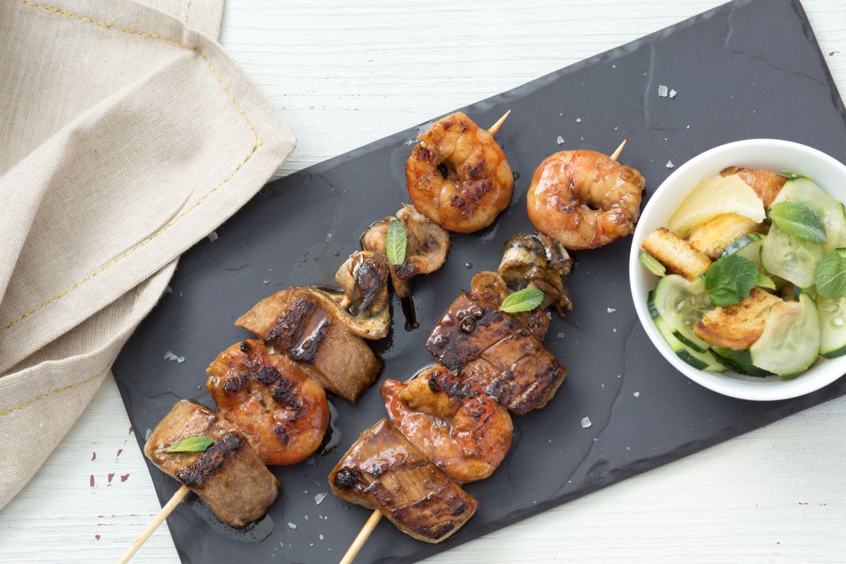 Brochetas de pescado en salsa Worcestershire