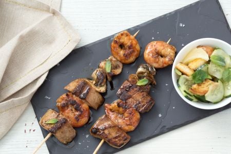 Brochetas de pescado en salsa Worcestershire