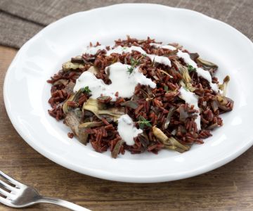 Arroz rojo salvaje con corazones de alcachofa y stracchino