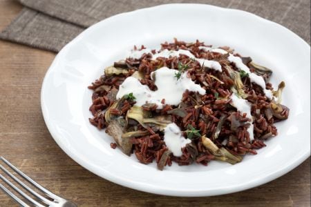 Arroz rojo salvaje con corazones de alcachofa y stracchino