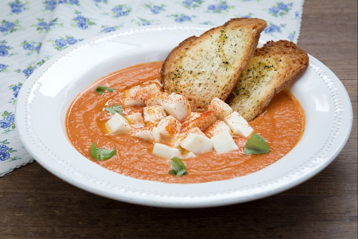 Sopa de tomates asados y mozzarella