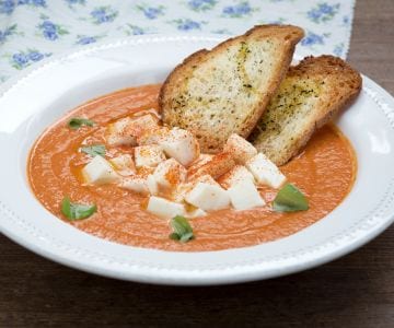 Sopa de tomates asados y mozzarella