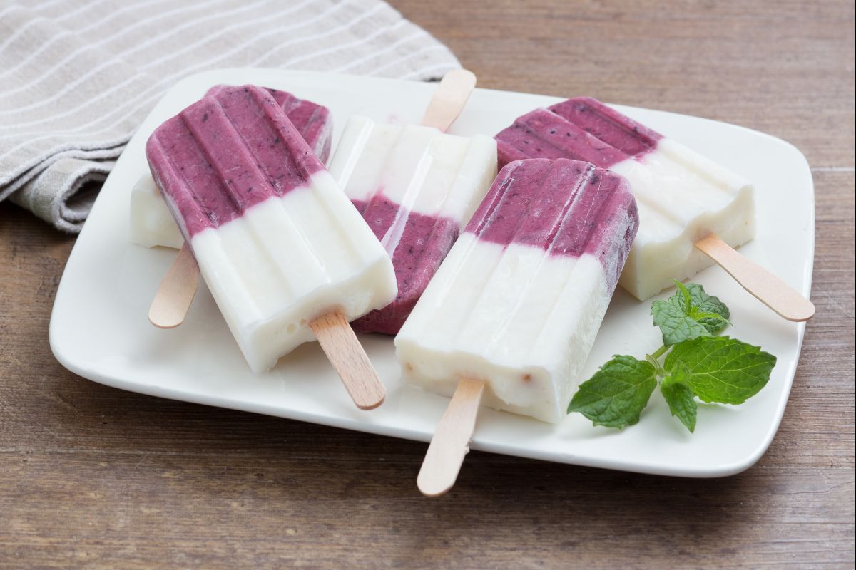 Helado de yogur y fruta en palito