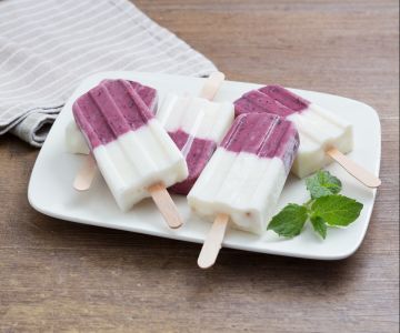 Helado de yogur y fruta en palito