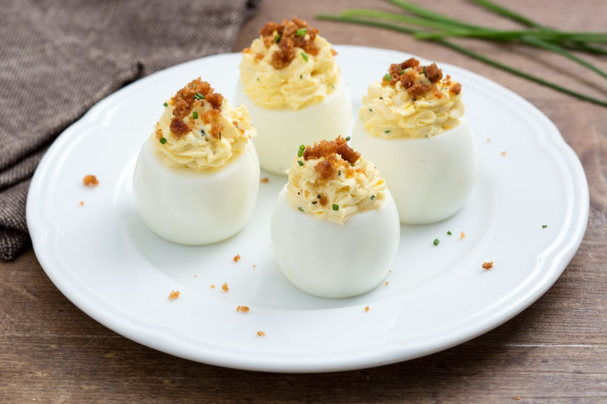 Huevos rellenos con pan aromático