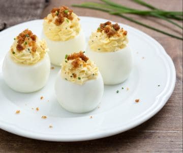 Huevos rellenos con pan aromático