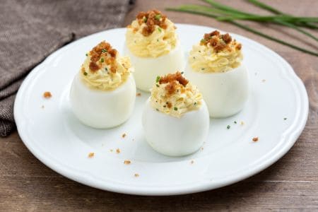 Huevos rellenos con pan aromático