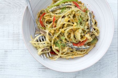 Bavette con anchoas al pesto de hinojo