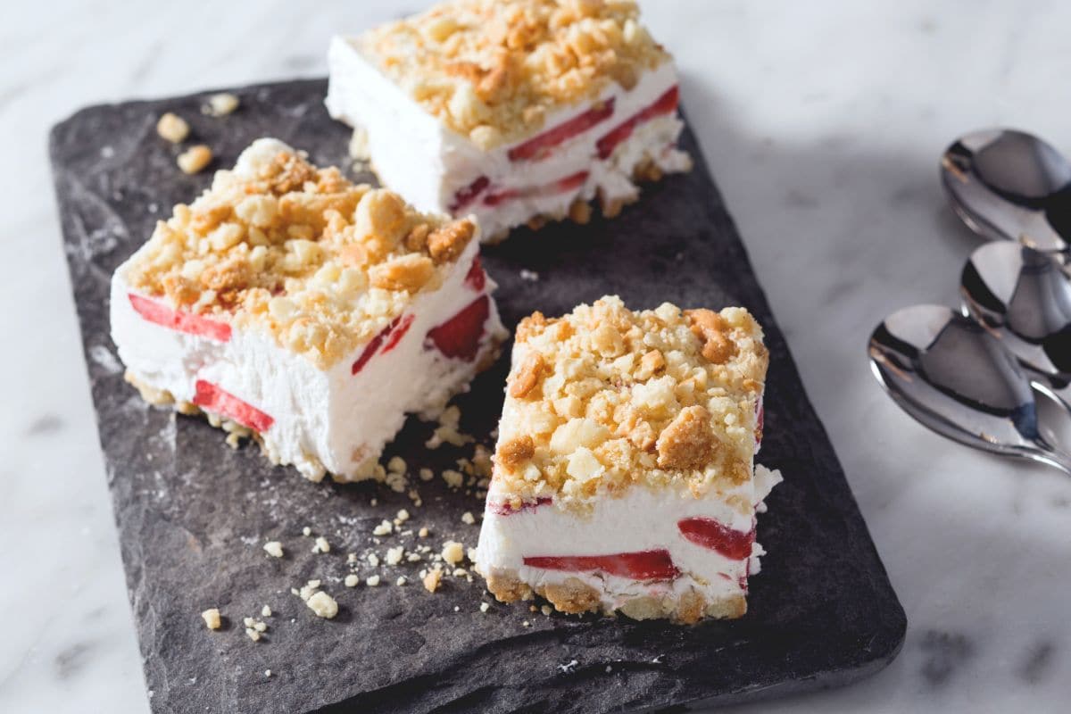 Postre de nata y fresas