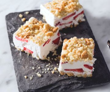 Postre de nata y fresas