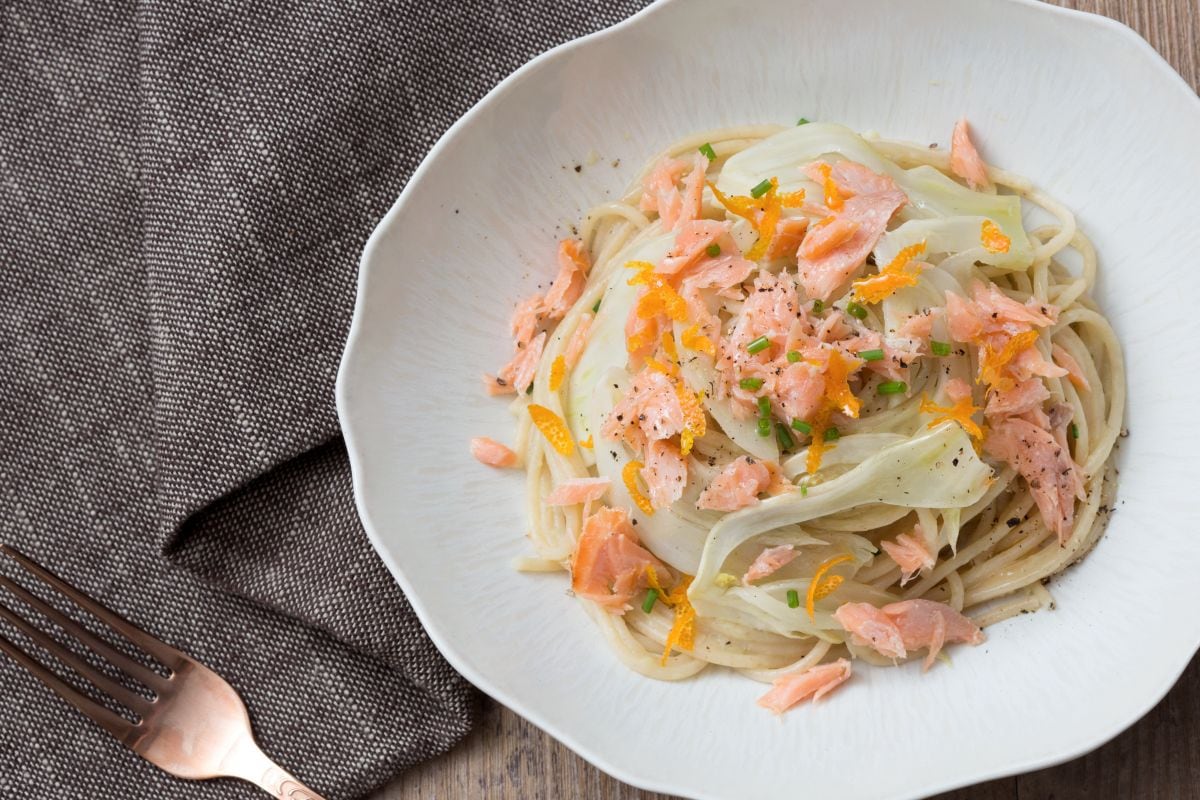 Pasta con salmón y crema de puerros