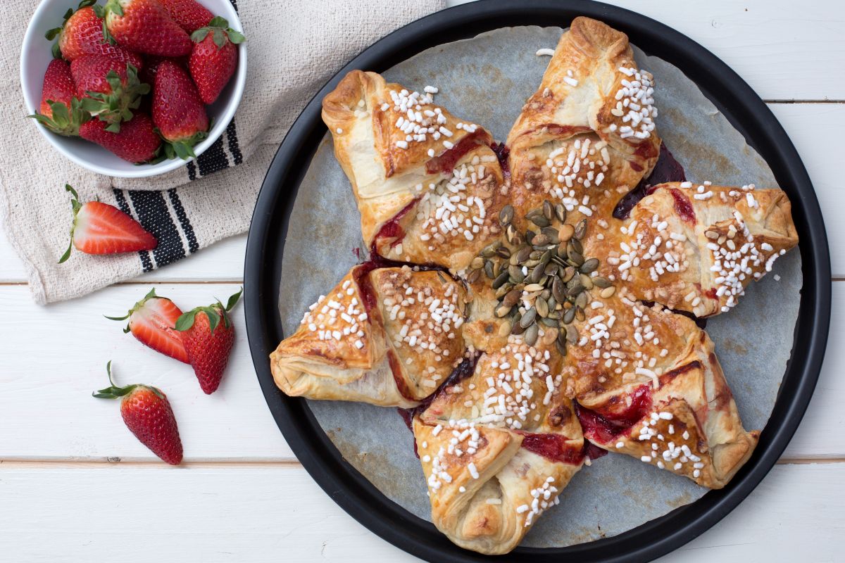 Molinillo de hojaldre con fruta y chocolate