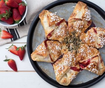 Molinillo de hojaldre con fruta y chocolate