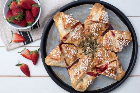 Molinillo de hojaldre con fruta y chocolate