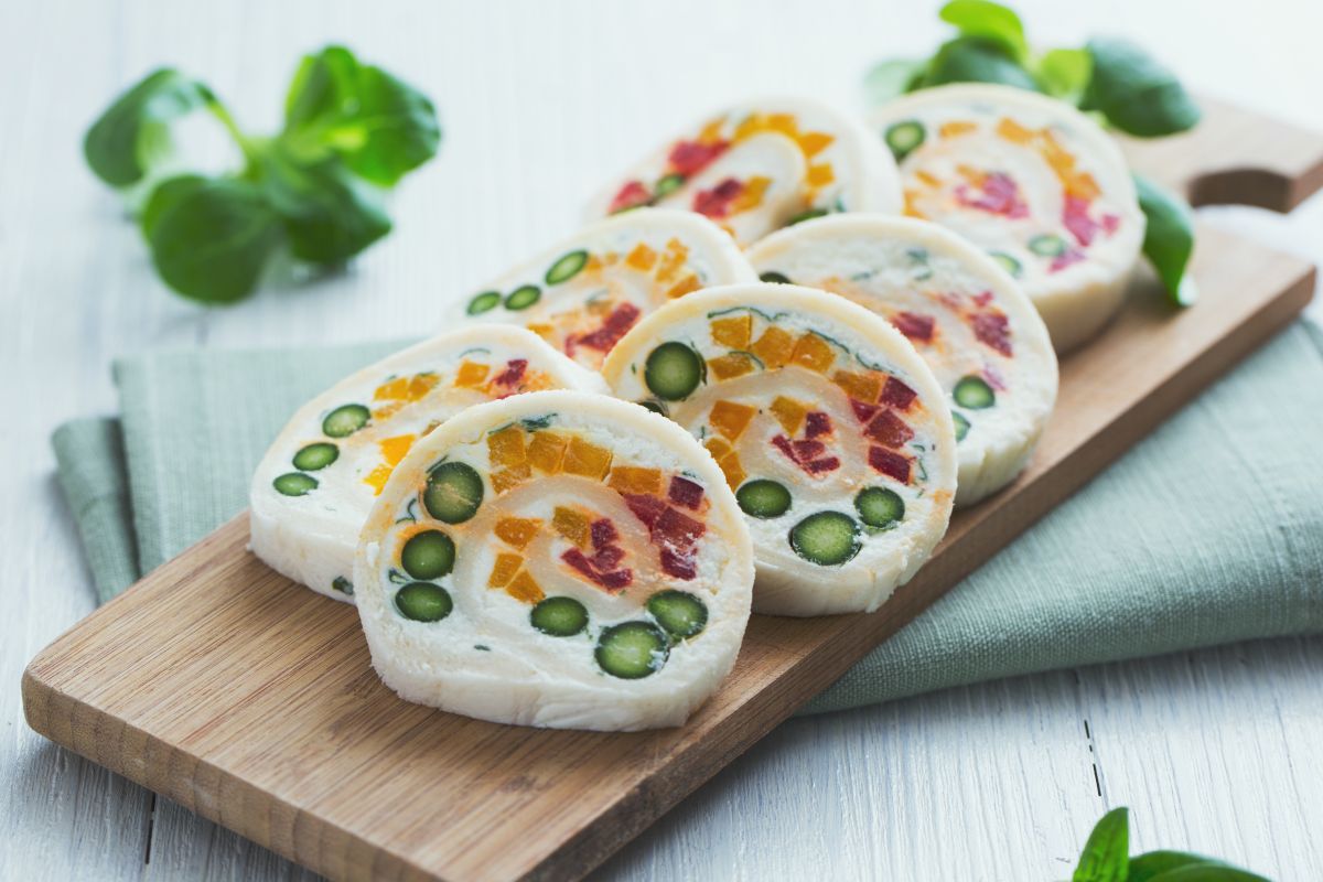 Rollitos de pan con verduras y queso de cabra