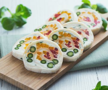 Rollitos de pan con verduras y queso de cabra