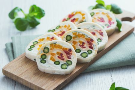 Rollitos de pan con verduras y queso de cabra