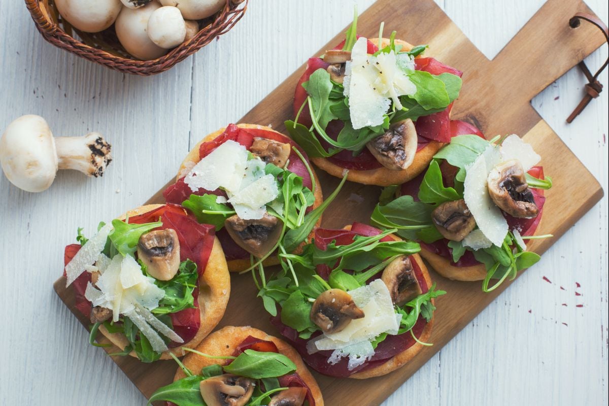 Schiacciatine con bresaola y rúcula