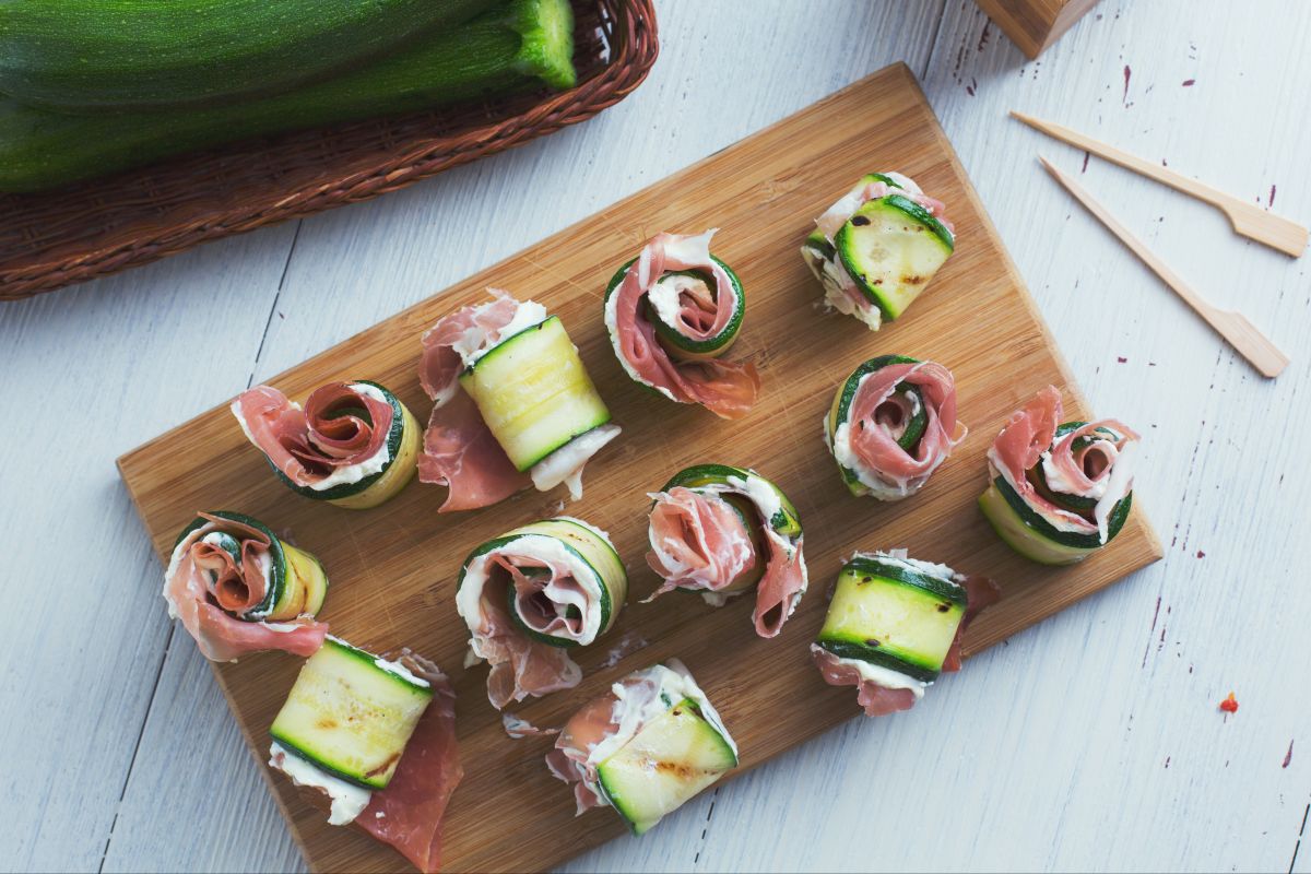 Rollitos de calabacín con jamón y queso robiola