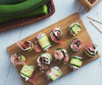 Rollitos de calabacín con jamón y queso robiola
