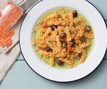 Pasta con lentejas y coles de Bruselas
