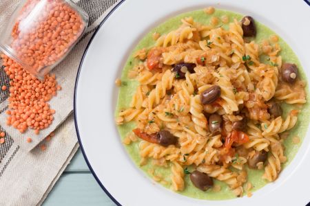 Pasta con lentejas y coles de Bruselas