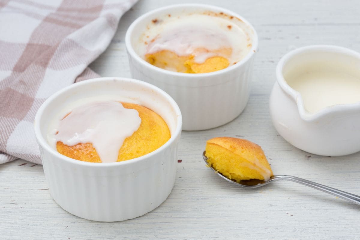 Soufflé de ricotta al limón con salsa de limón y canela