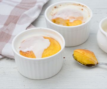 Soufflé de ricotta al limón con salsa de limón y canela