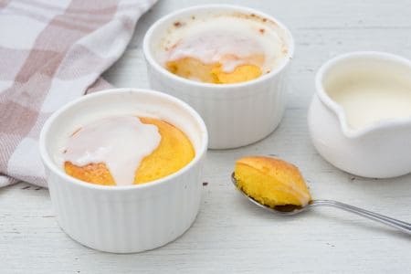 Soufflé de ricotta al limón con salsa de limón y canela