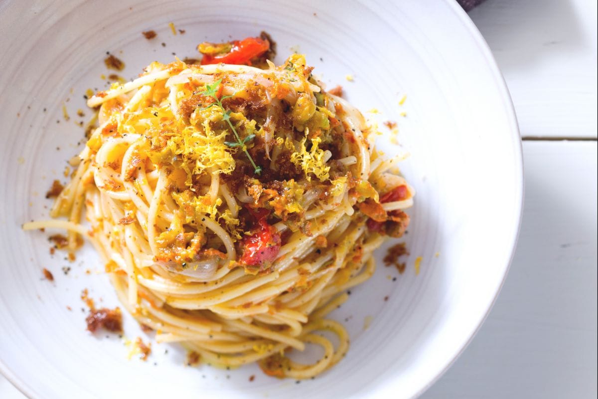 Pasta con flores de calabacín y bottarga