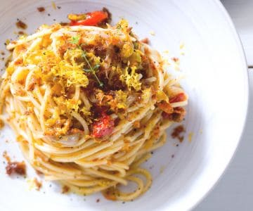 Pasta con flores de calabacín y bottarga