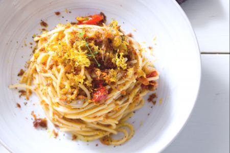 Pasta con flores de calabacín y bottarga