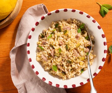 Arroz frío con atún, calabacín y limón
