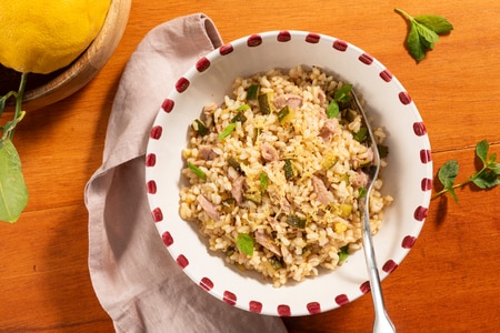 Arroz frío con atún, calabacín y limón