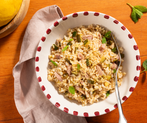 Arroz frío con atún, calabacín y limón