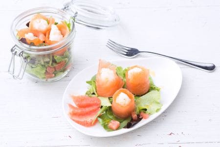 Bocaditos de salmón con ensalada de pomelo