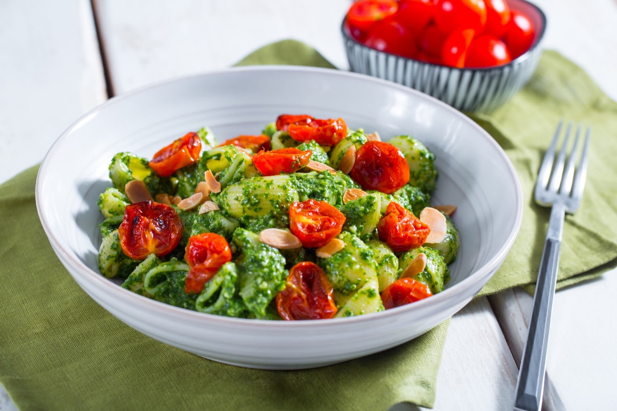 Pasta al pesto de rúcula y limón con tomates cherry confitados