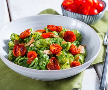 Pasta al pesto de rúcula y limón con tomates cherry confitados