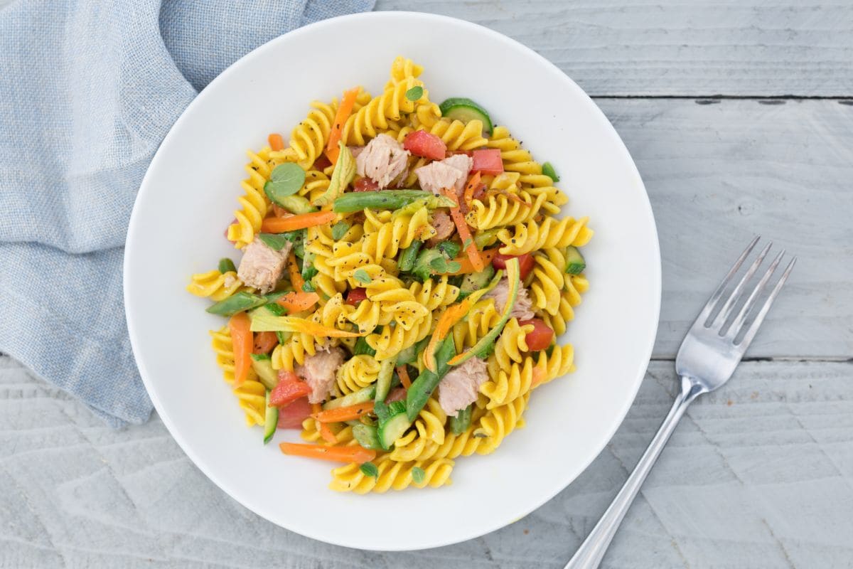 Pasta fría con verduras y cúrcuma