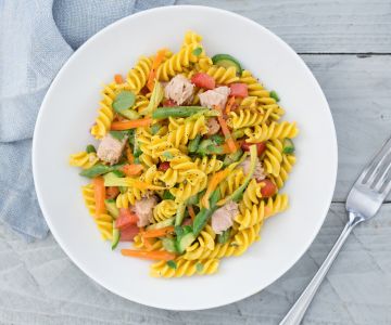 Pasta fría con verduras y cúrcuma